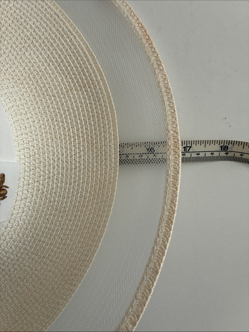 Elegant Women's Cream Sun Hat with Bee Accent - Picture 2 of 6